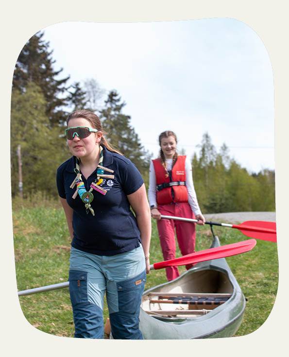 Speidere bærer en kano på KILT