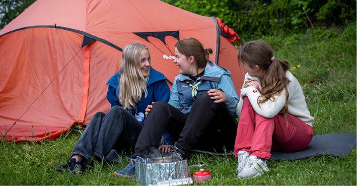 Speiderjenter på leir