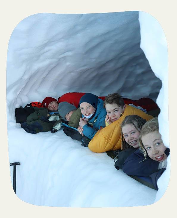 Speidere sover i snøhule 